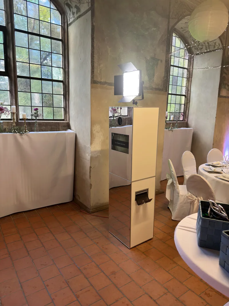Spiegelfotobox mit Blitz und Drucker in einem historischen Veranstaltungsraum